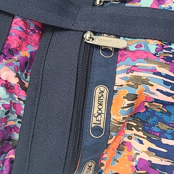 Le Sportsac medium travel tote in magnificent watercolor print - Picture 2 of 12